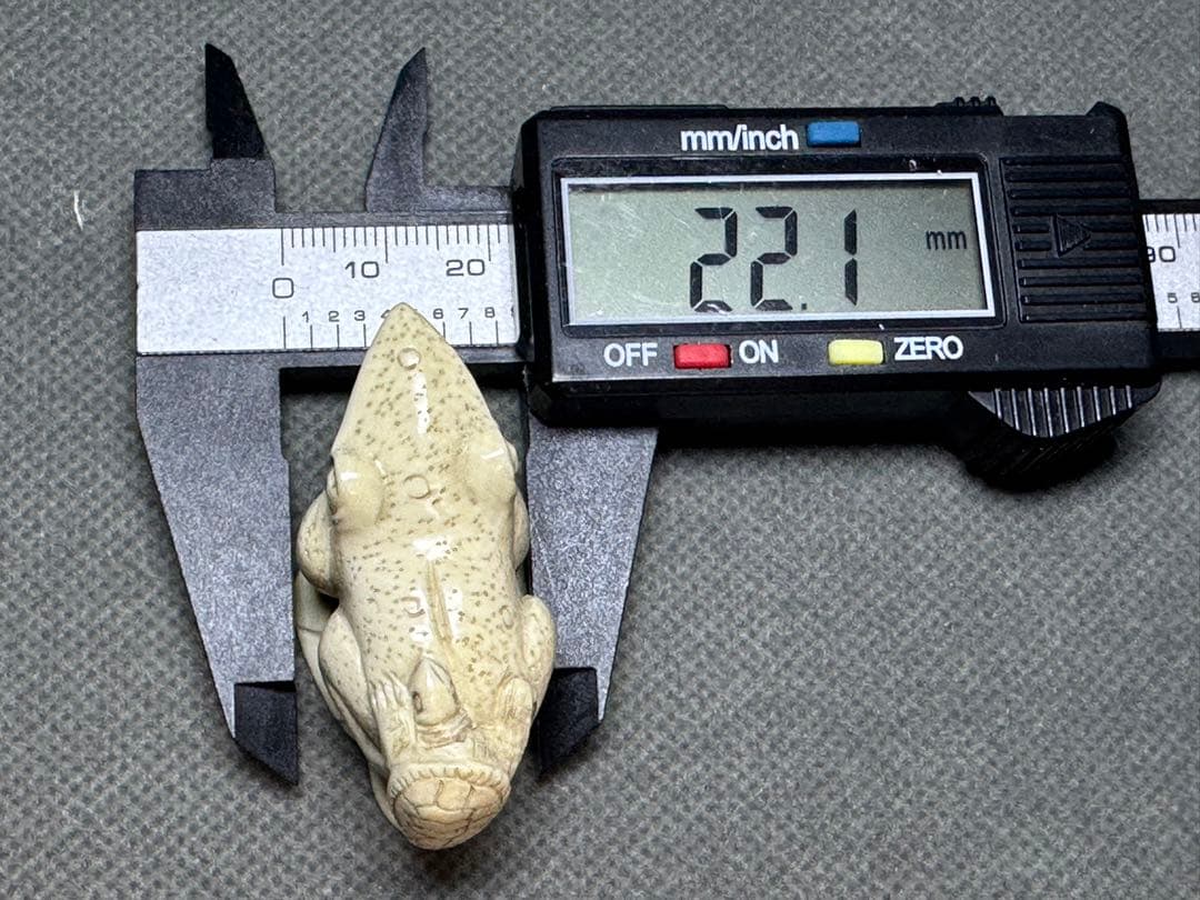 根付　カエル　古美術品　 置物　細密細工　骨董　アンティーク　彫刻 工芸品　在銘