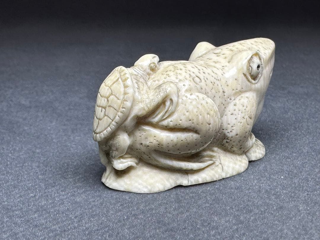 根付　カエル　古美術品　 置物　細密細工　骨董　アンティーク　彫刻 工芸品　在銘