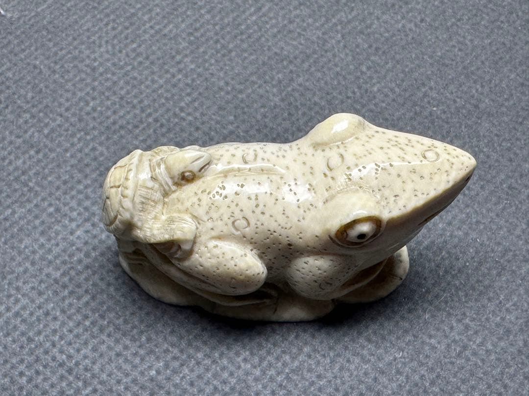 根付　カエル　古美術品　 置物　細密細工　骨董　アンティーク　彫刻 工芸品　在銘