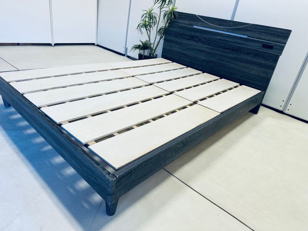 ダブルベッドフレーム LEDライト付き