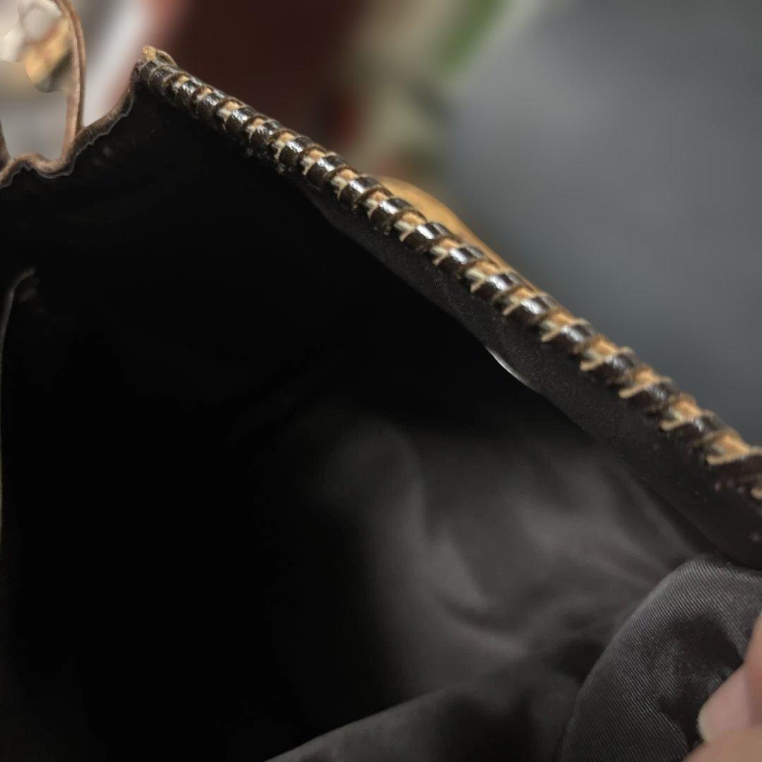 レザーショルダーバッグ　手持ちバッグ　カービング　手作り