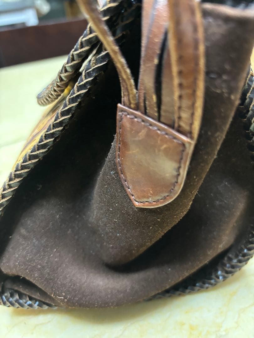 レザーショルダーバッグ　手持ちバッグ　カービング　手作り