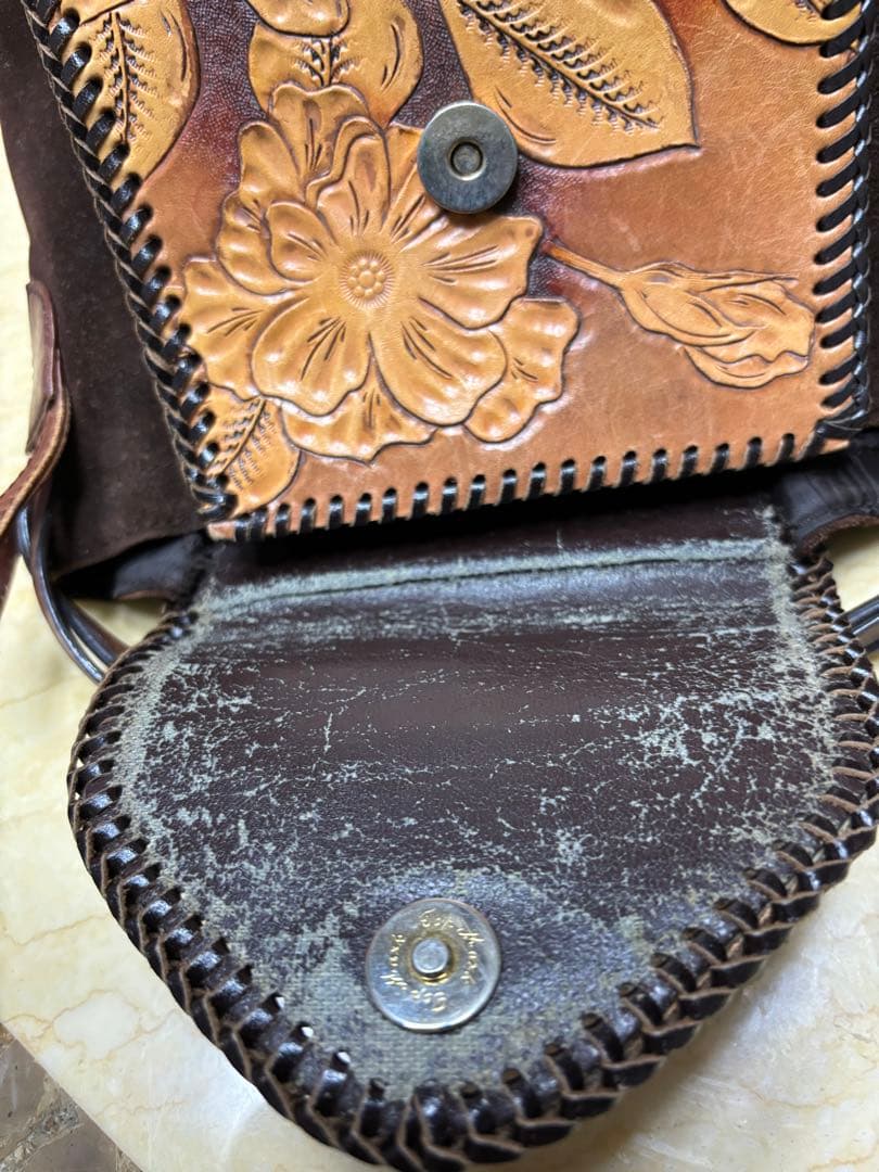 レザーショルダーバッグ　手持ちバッグ　カービング　手作り