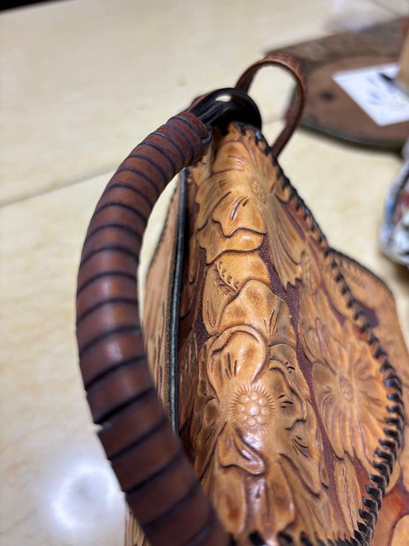 レザーショルダーバッグ　手持ちバッグ　カービング　手作り