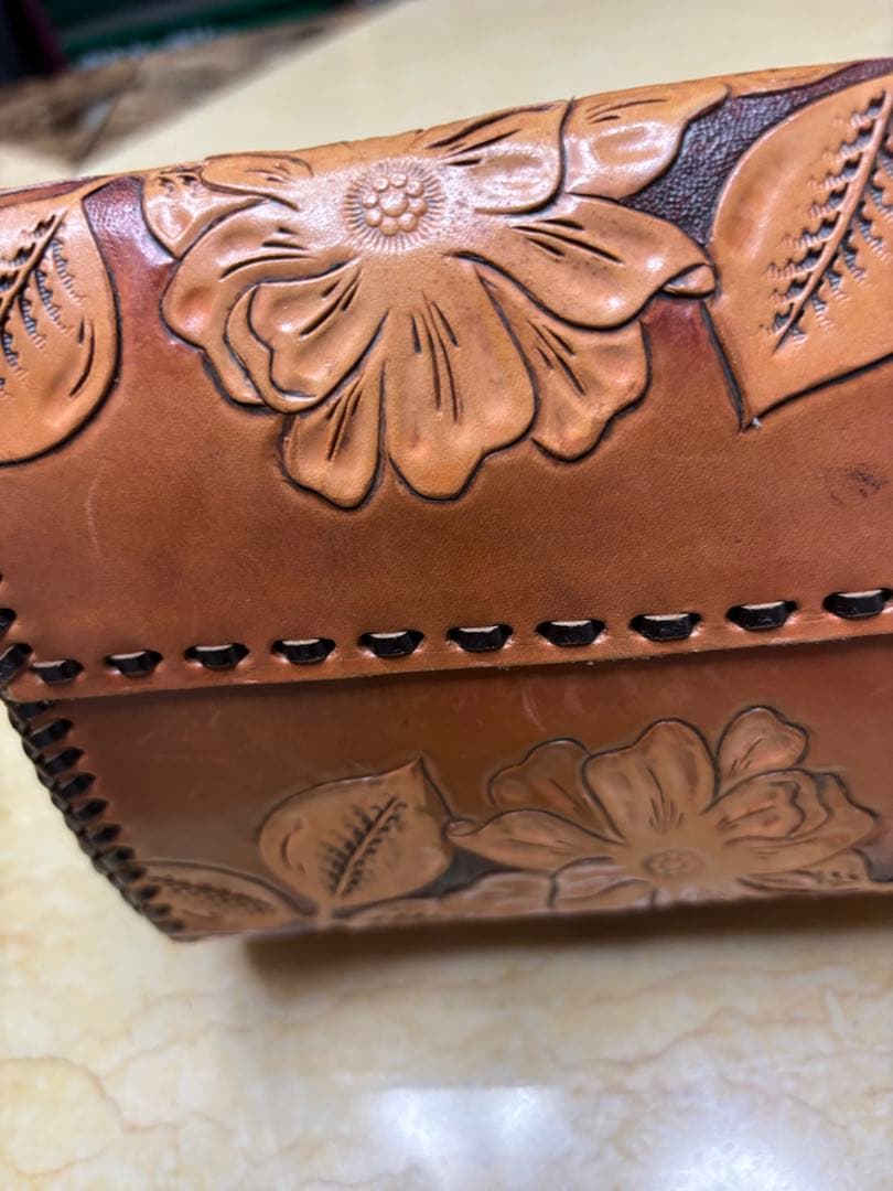 レザーショルダーバッグ　手持ちバッグ　カービング　手作り