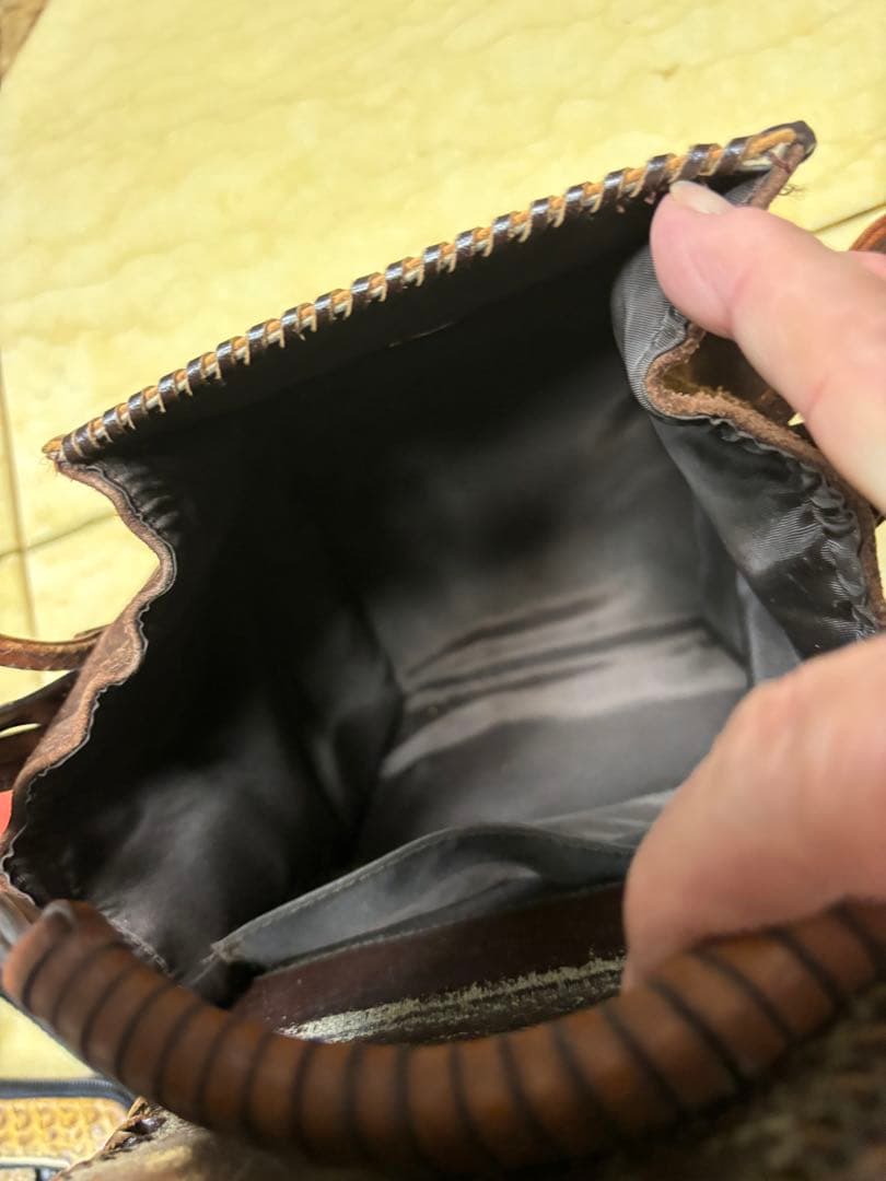 レザーショルダーバッグ　手持ちバッグ　カービング　手作り