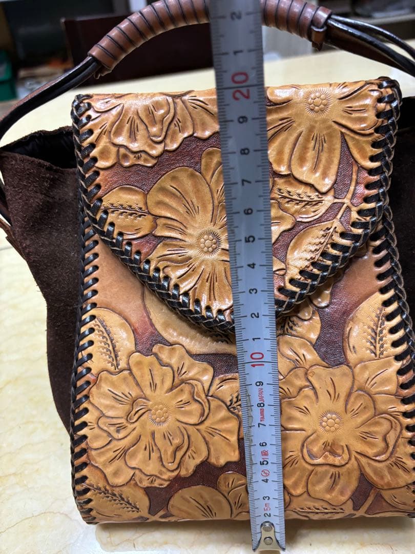 レザーショルダーバッグ　手持ちバッグ　カービング　手作り