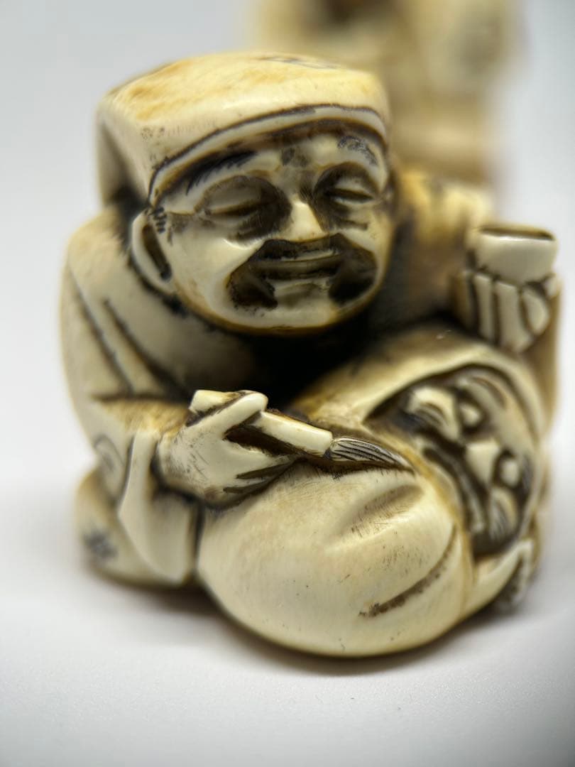 人物根付 二体揃　在銘「千広」「白之」 牙風彫刻 時代根付　骨素材