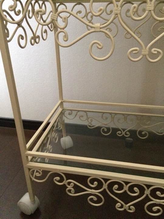 キャスター付きデザインガラス棚