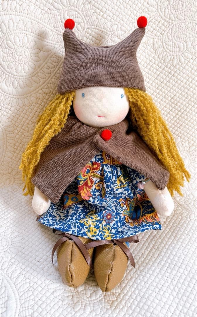 ウォルドルフ人形　ケープの女の子