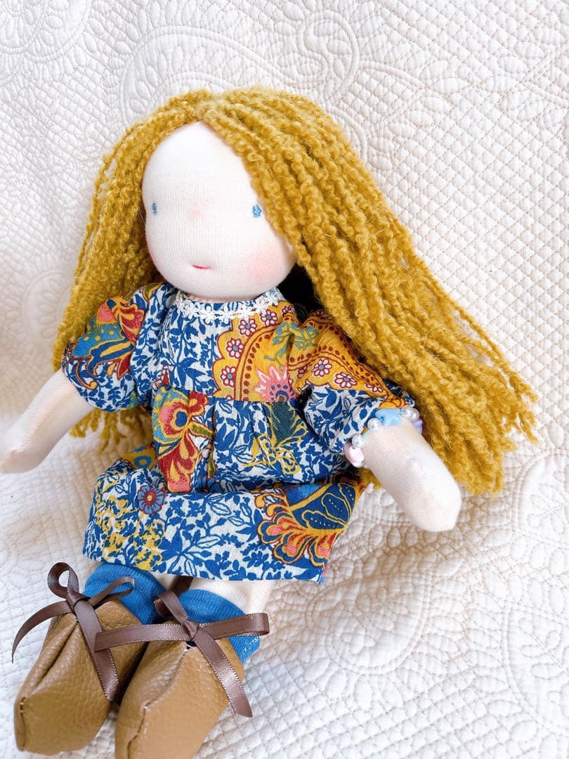 ウォルドルフ人形　ケープの女の子