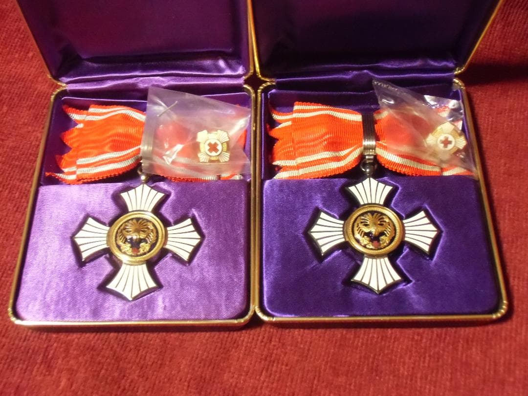 k*s様 ●日本の勲章/徽章＊日本赤十字社＊金色有功章＊女子用２個セット（実物）