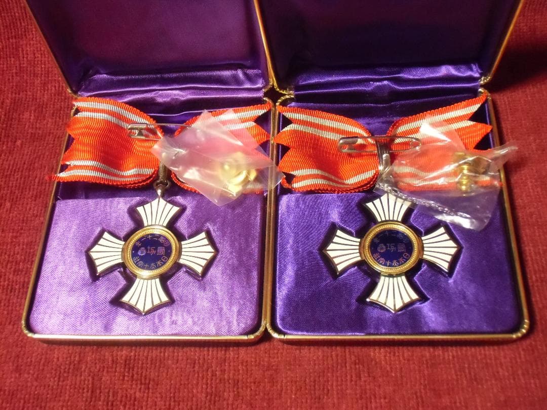 k*s様 ●日本の勲章/徽章＊日本赤十字社＊金色有功章＊女子用２個セット（実物）