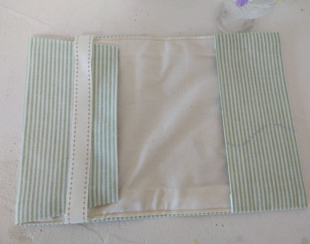 刺繍ブックカバー　文庫本サイズ　青木和子さん　ミモザ　ビオラ