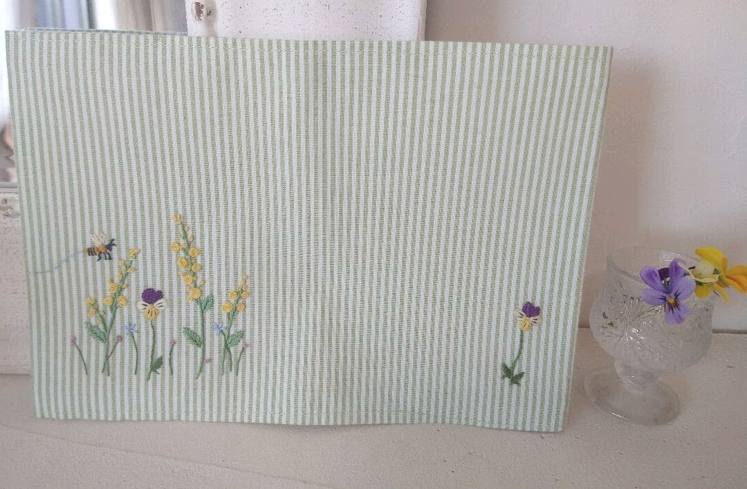刺繍ブックカバー　文庫本サイズ　青木和子さん　ミモザ　ビオラ