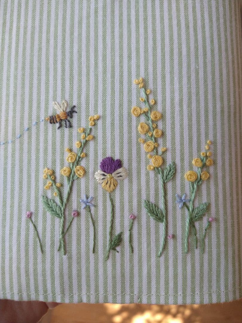 刺繍ブックカバー　文庫本サイズ　青木和子さん　ミモザ　ビオラ