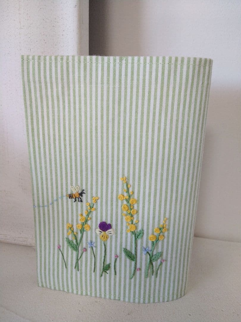 刺繍ブックカバー　文庫本サイズ　青木和子さん　ミモザ　ビオラ