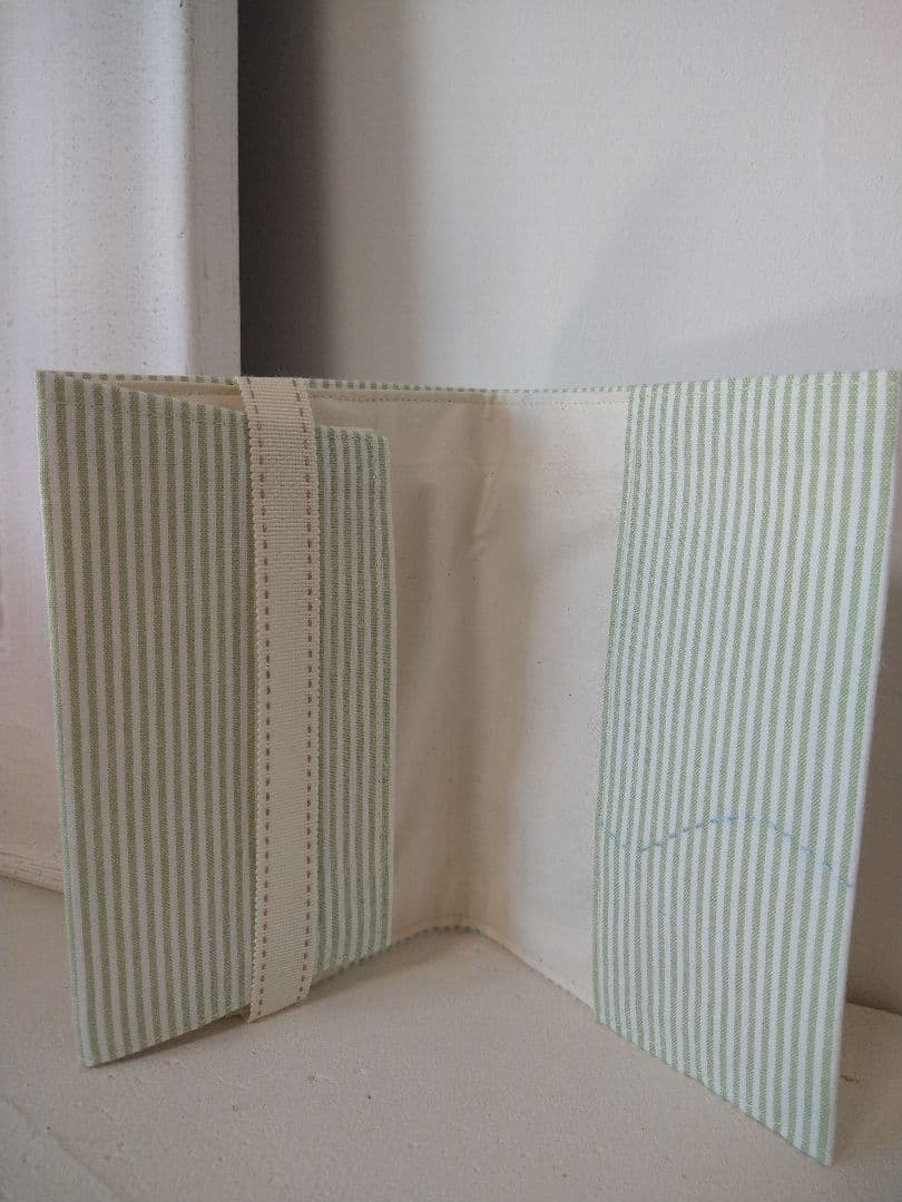 刺繍ブックカバー　文庫本サイズ　青木和子さん　ミモザ　ビオラ