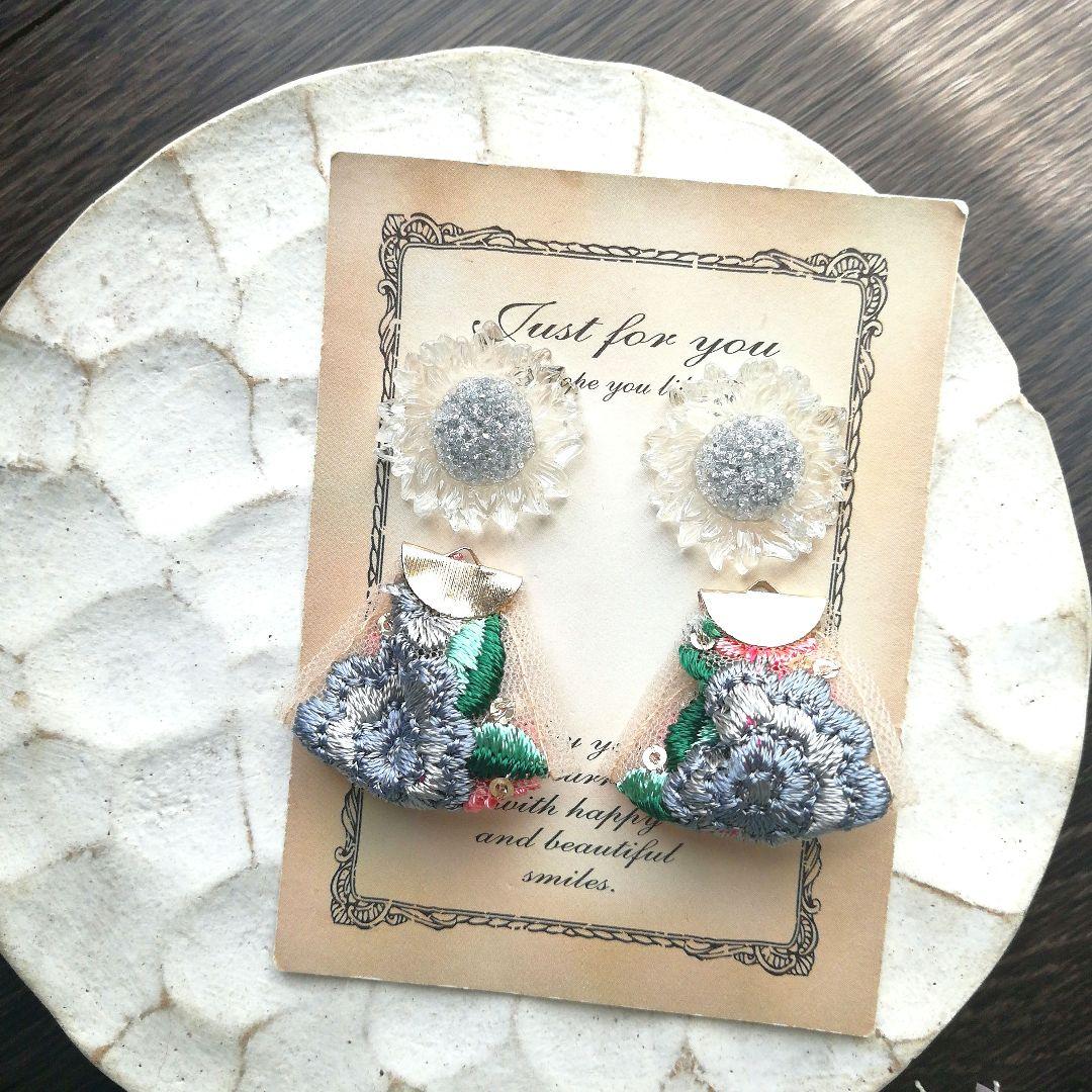 カラフル　フラワー　クリア　ピアス　イヤリング　チロリアンテープ　グレー