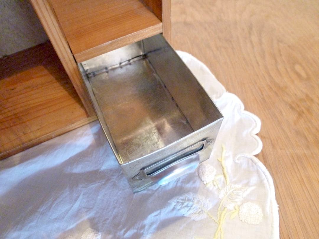 アンティーク風　木製ガラス扉キャビネット