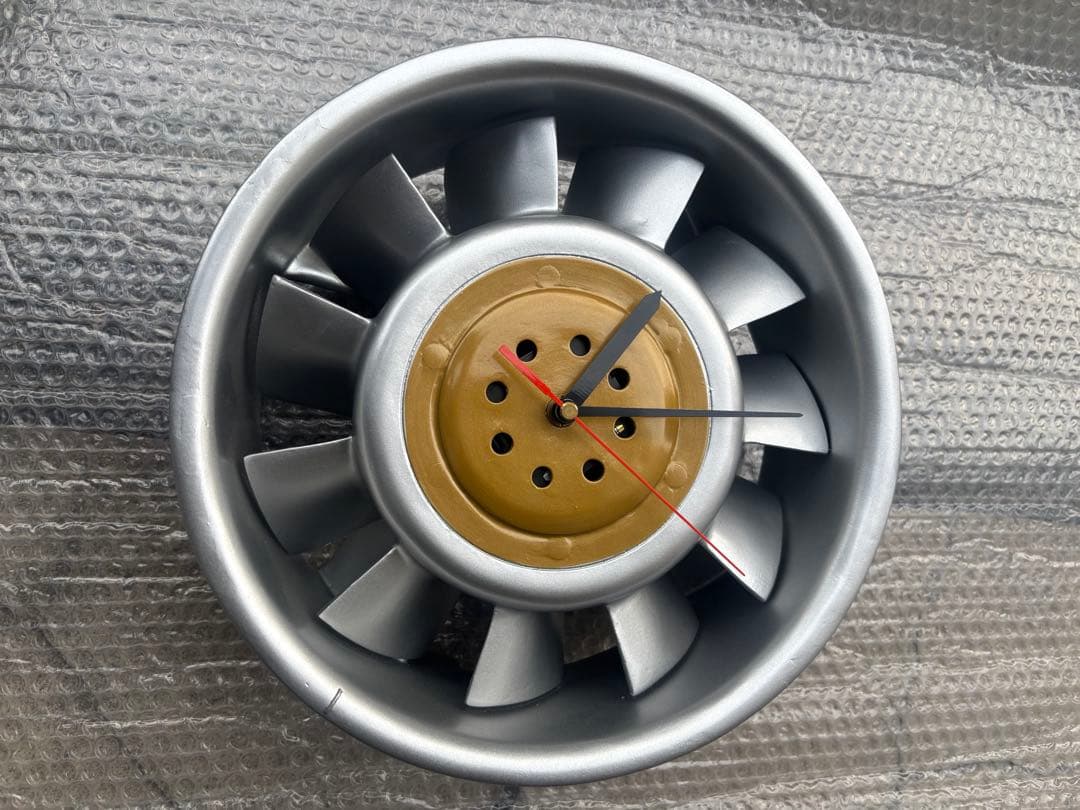 値下げしましたポルシェ 911 オルタネーター ハウジング部品を掛け時計　仕立