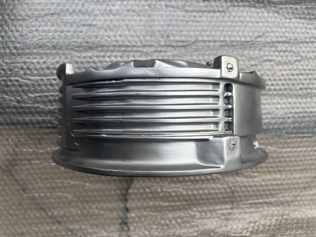 値下げしましたポルシェ 911 オルタネーター ハウジング部品を掛け時計　仕立