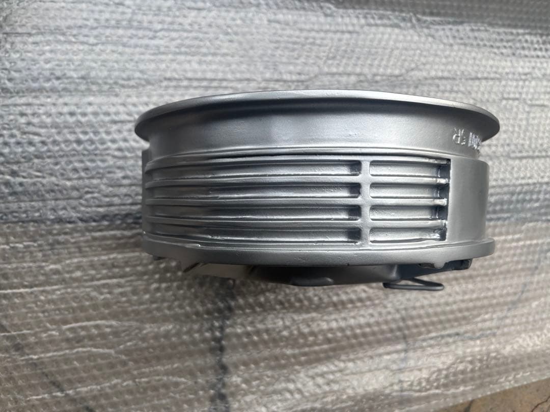 値下げしましたポルシェ 911 オルタネーター ハウジング部品を掛け時計　仕立