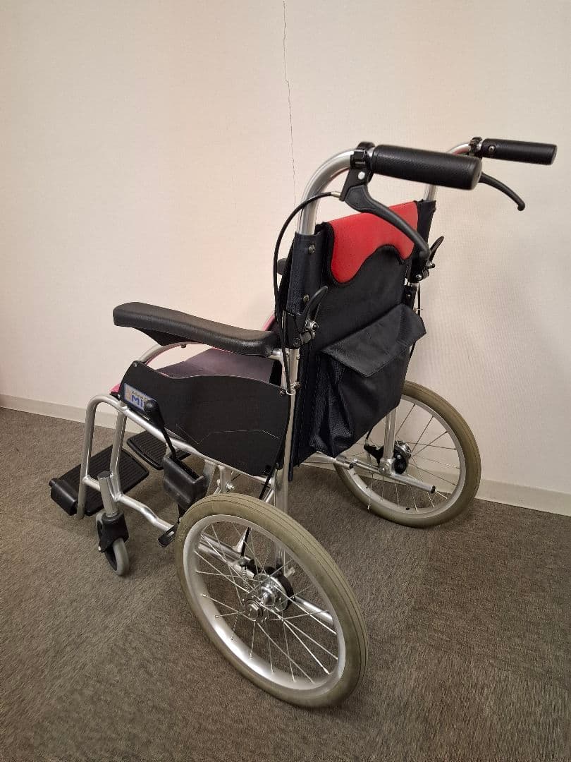 自走用車椅子 赤と黒