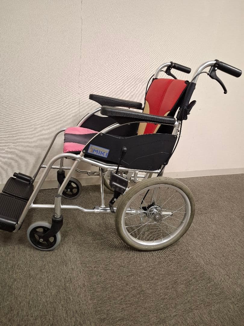 自走用車椅子 赤と黒