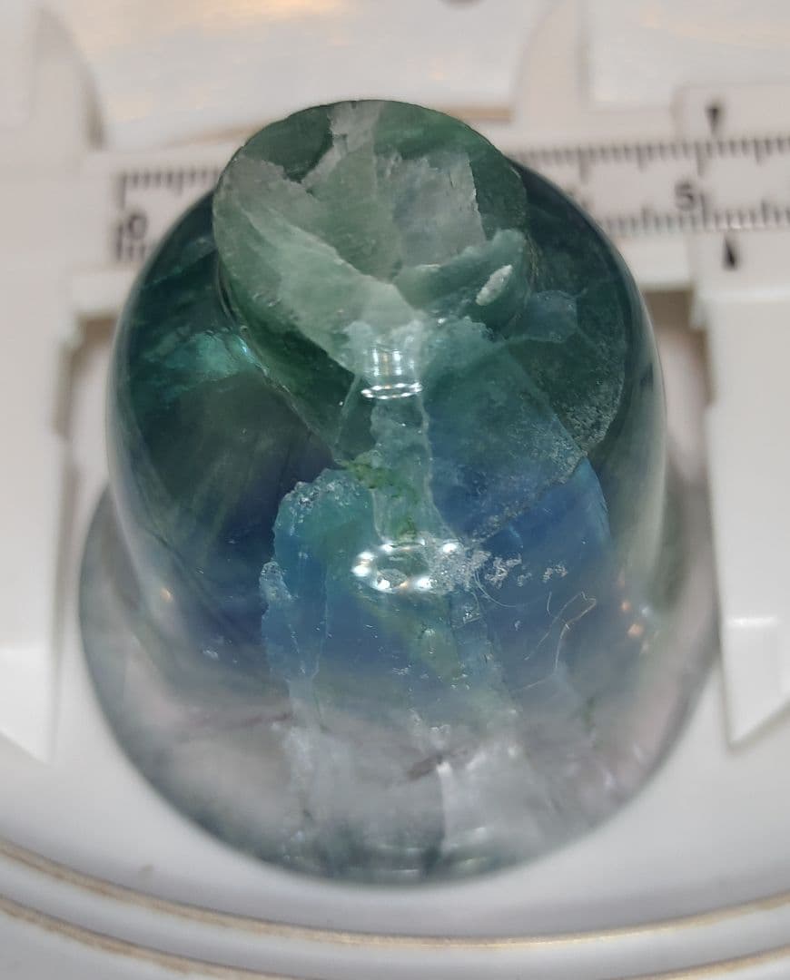 ブルーフローライトを彫刻した器です。