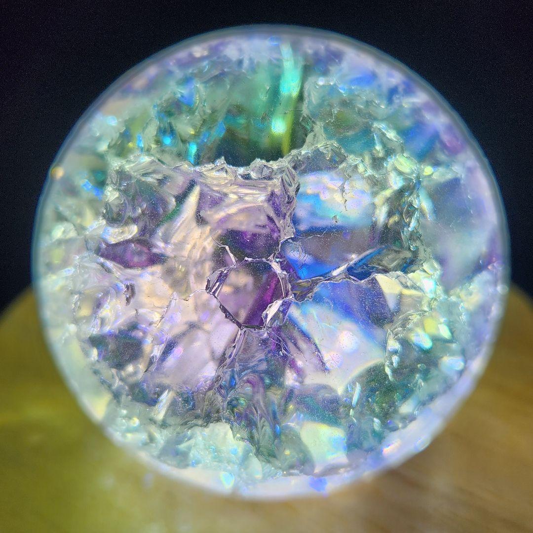 癒し【新品】エンジェルオーラクラック水晶スフィア約50ミリ★ 自動回転台座付き！
