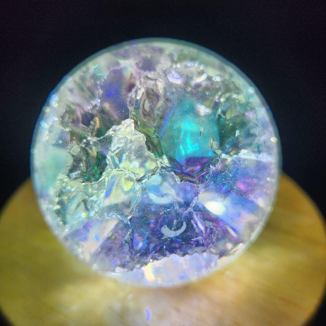 癒し【新品】エンジェルオーラクラック水晶スフィア約50ミリ★ 自動回転台座付き！