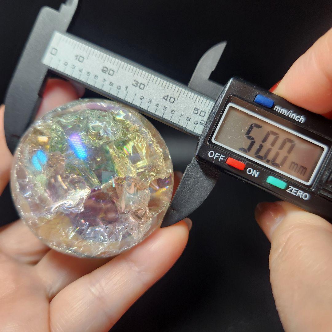 癒し【新品】エンジェルオーラクラック水晶スフィア約50ミリ★ 自動回転台座付き！