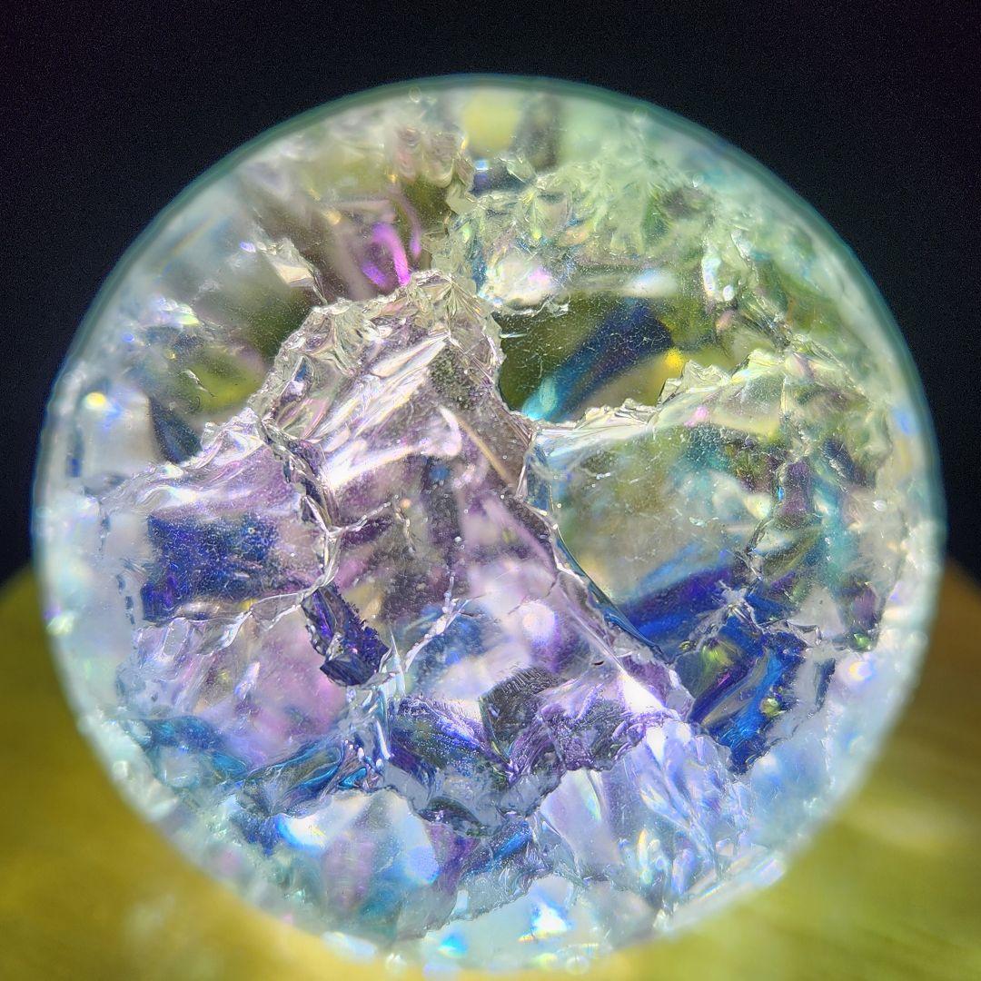 癒し【新品】エンジェルオーラクラック水晶スフィア約50ミリ★ 自動回転台座付き！