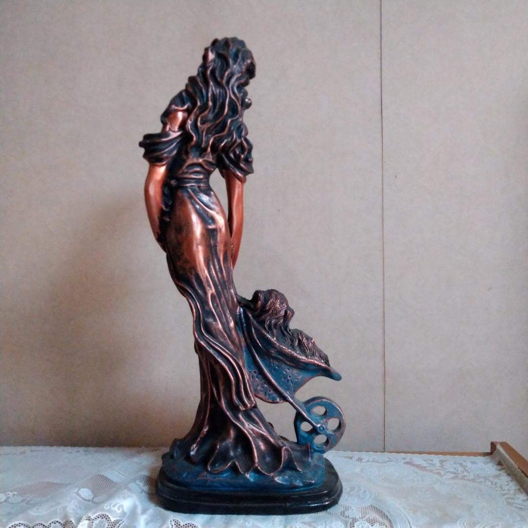 貴婦人と乳母車に乗った子犬