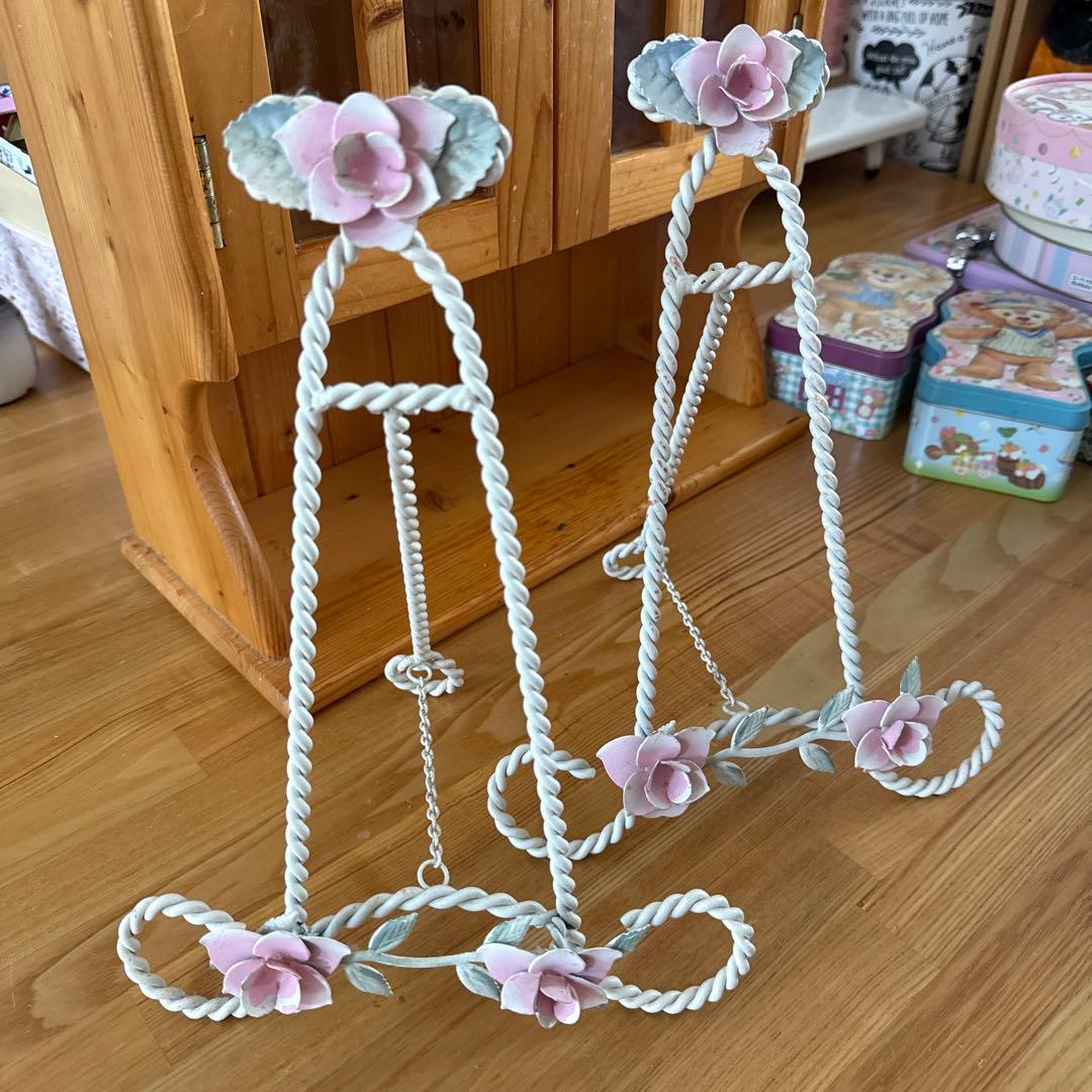 ブックスタンド　アンティーク雑貨　花の装飾付き金属スタンド