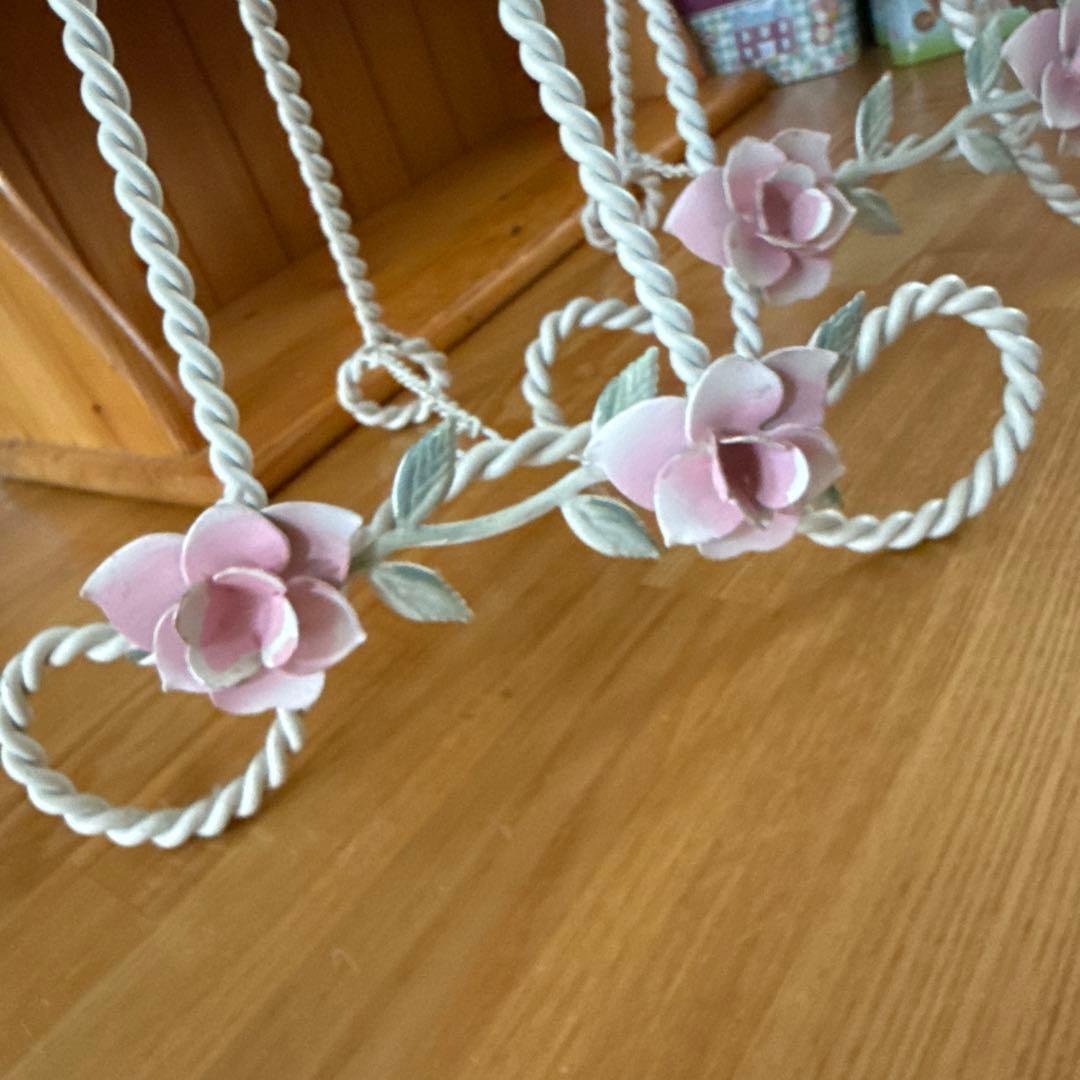 ブックスタンド　アンティーク雑貨　花の装飾付き金属スタンド