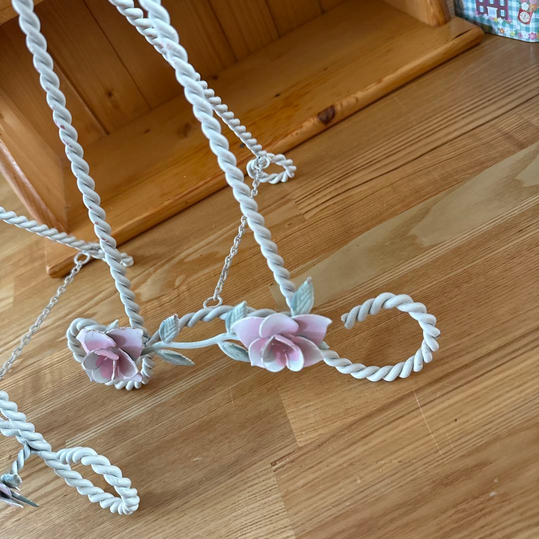 ブックスタンド　アンティーク雑貨　花の装飾付き金属スタンド