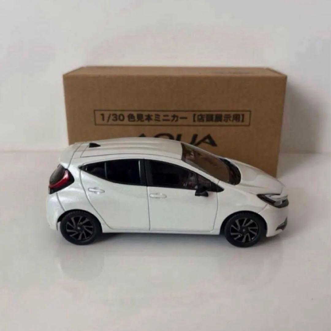 新型アクア 後期型 ミニカーカラーサンプル プラチナホワイトパール