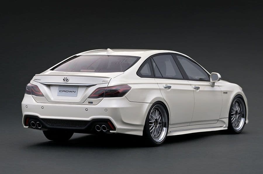 1/18 イグニッションモデル　トヨタ　クラウン（220）3.5L