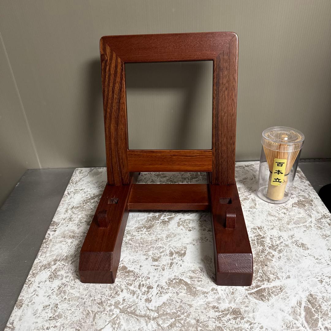 新品、皿立て、　　高さ、25.センチ。