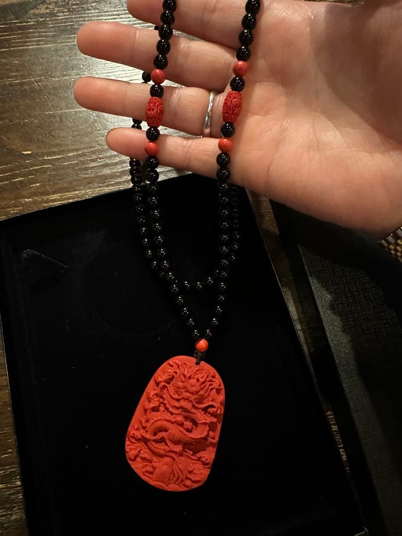 赤いドラゴン彫刻ペンダントネックレス