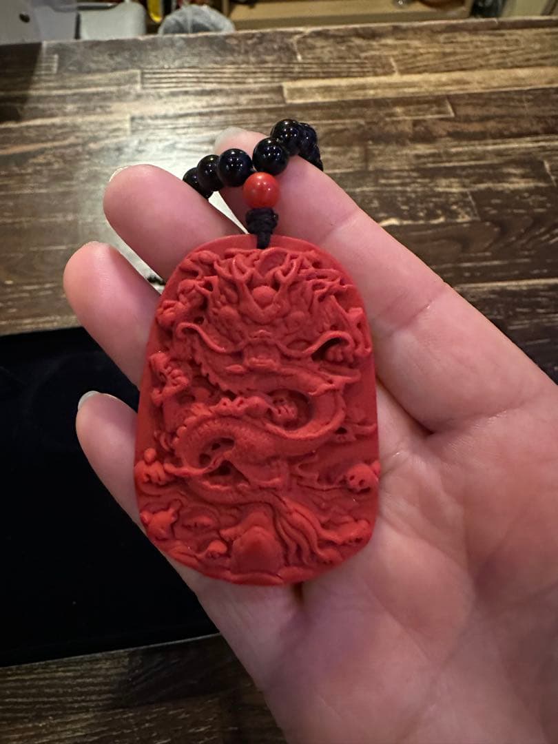 赤いドラゴン彫刻ペンダントネックレス