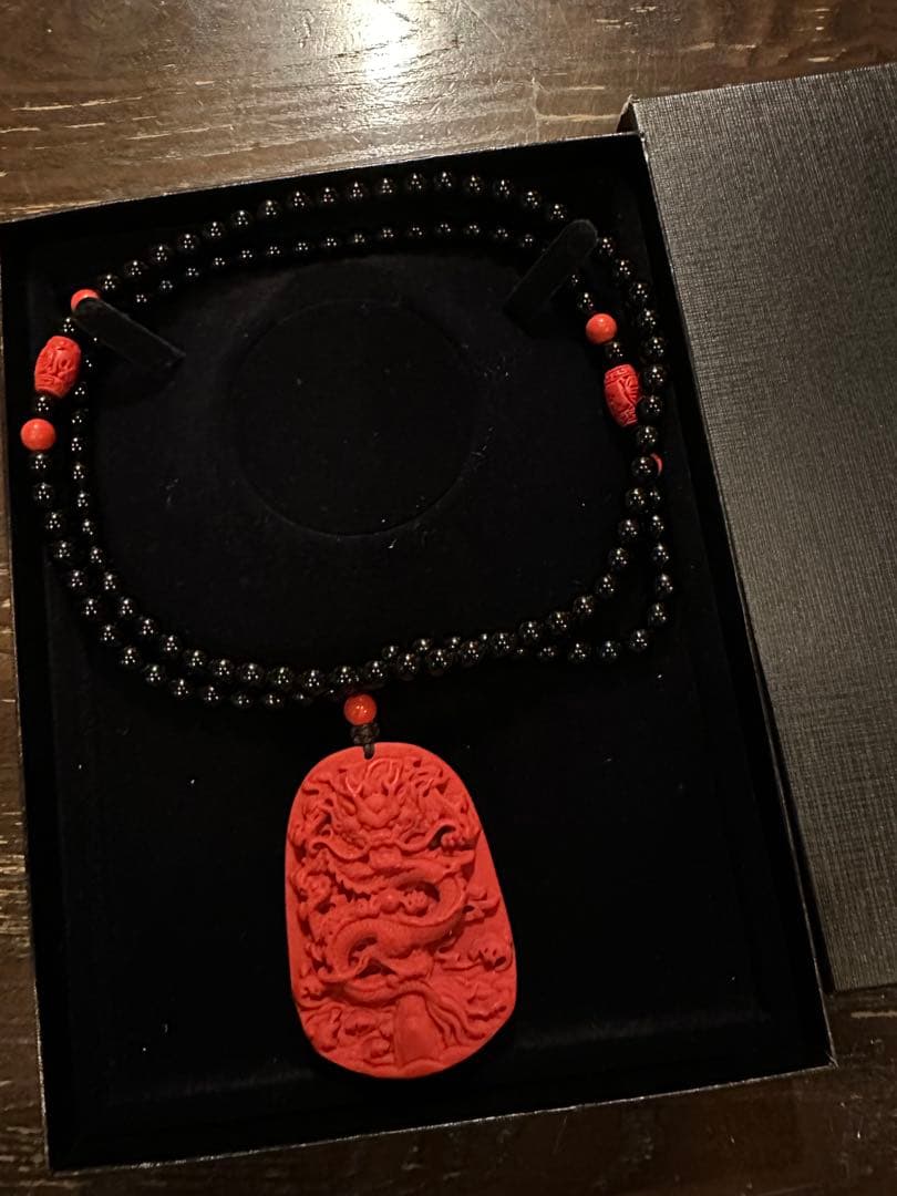 赤いドラゴン彫刻ペンダントネックレス