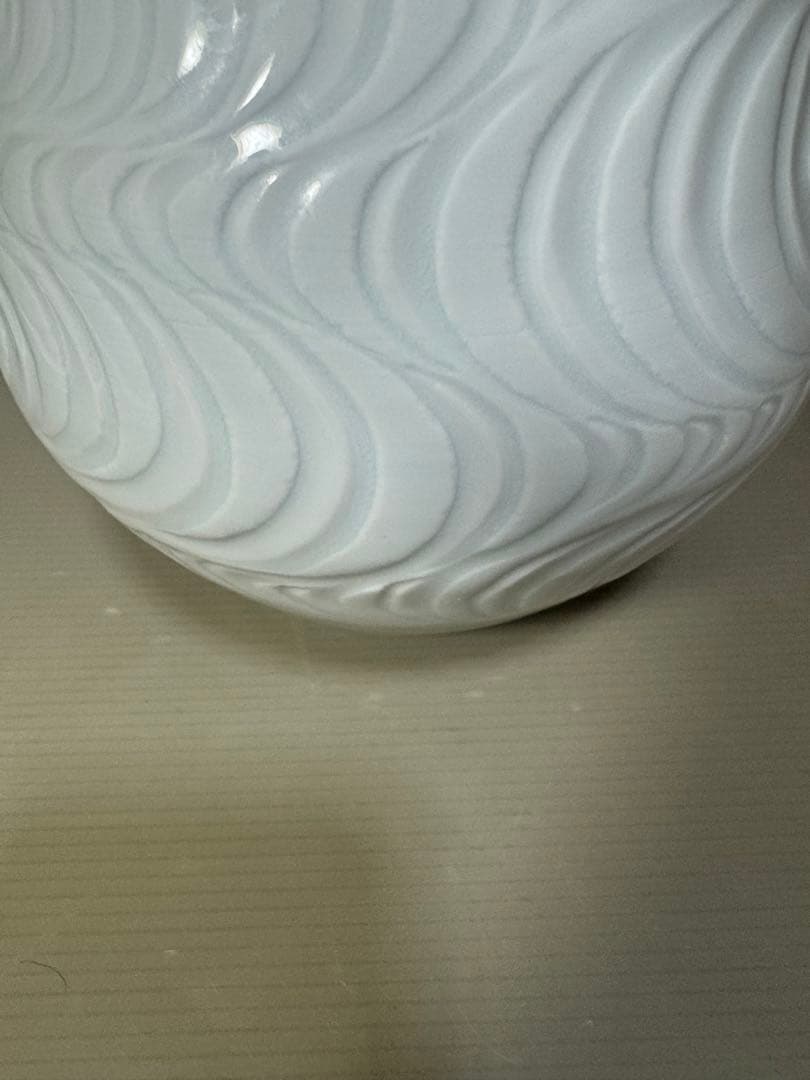 2213 藤井朱明 白磁 流水彫文 花瓶