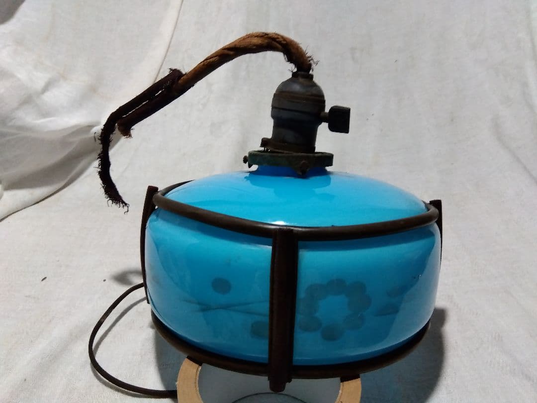 ♪古い青色ガラスの電気の笠