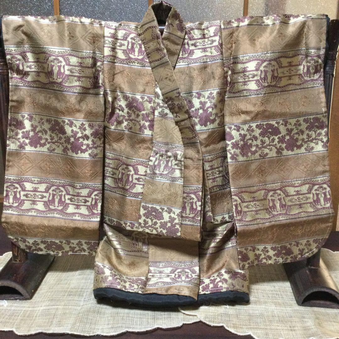 市松人形の人形着物と飾り台