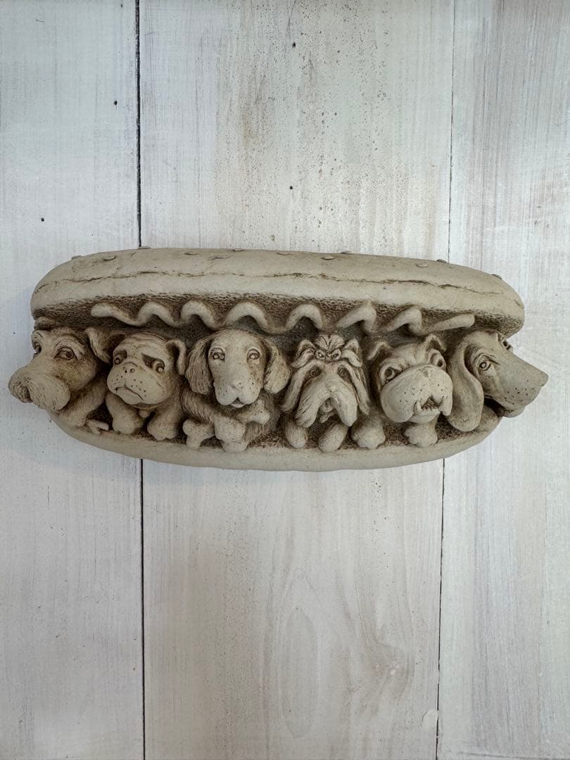 犬の顔ホットドッグ型　ライムストーン　壁掛け　オーナメント