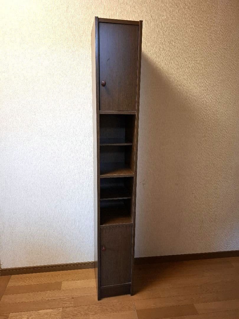スリム木製ラック ブラウン 4棚 ２扉　仕切り板6枚　隙間収納