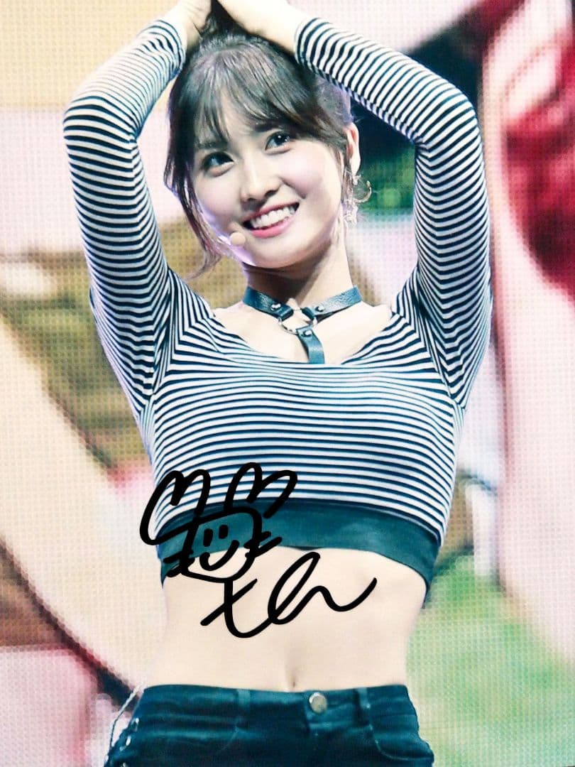 セール中…モモ直筆サイン入り超大型写真…Momo…TWICE‥➉ - メルカリ